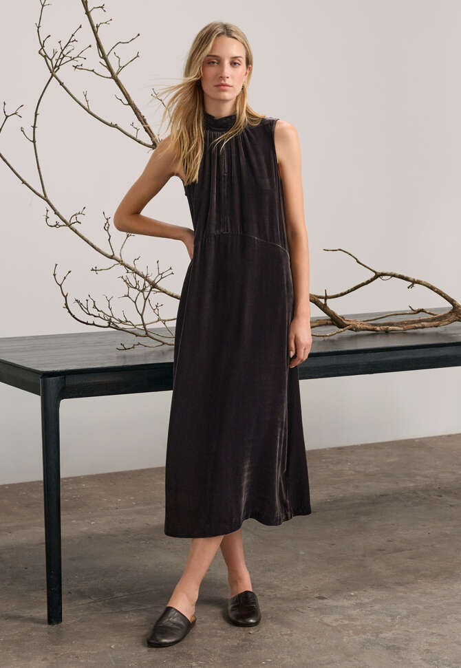 Sleeveless dress with back neck tie, Dark mulberry, completeTheLook