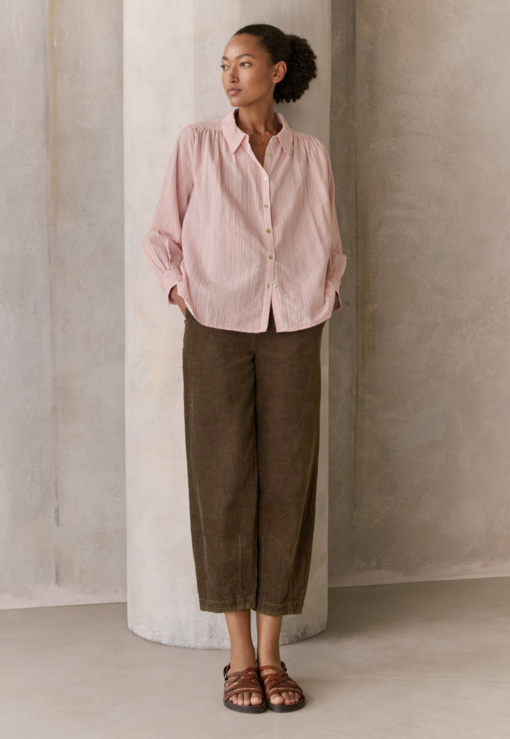 Barrel-leg trousers