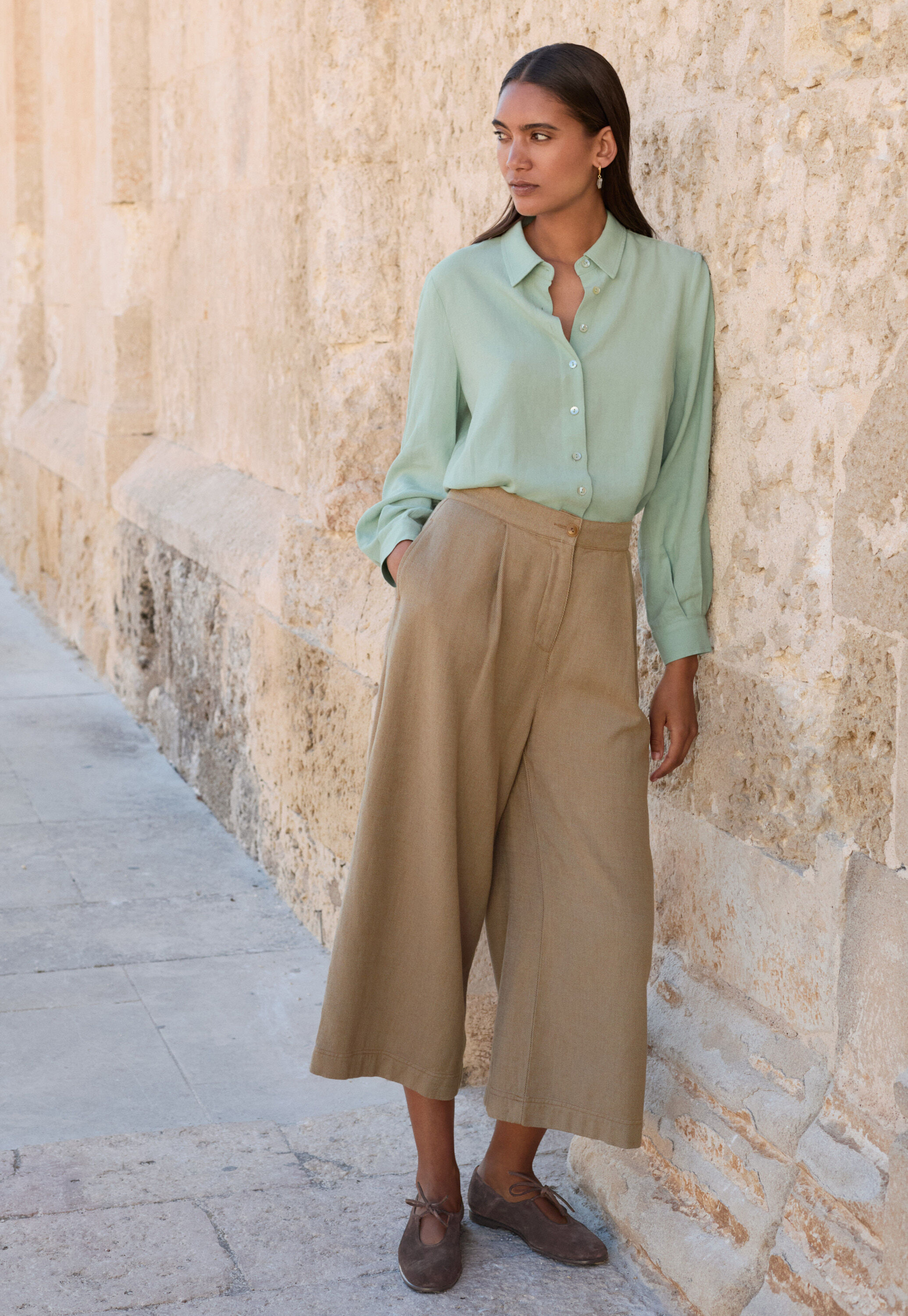 Curved-sleeve blouse