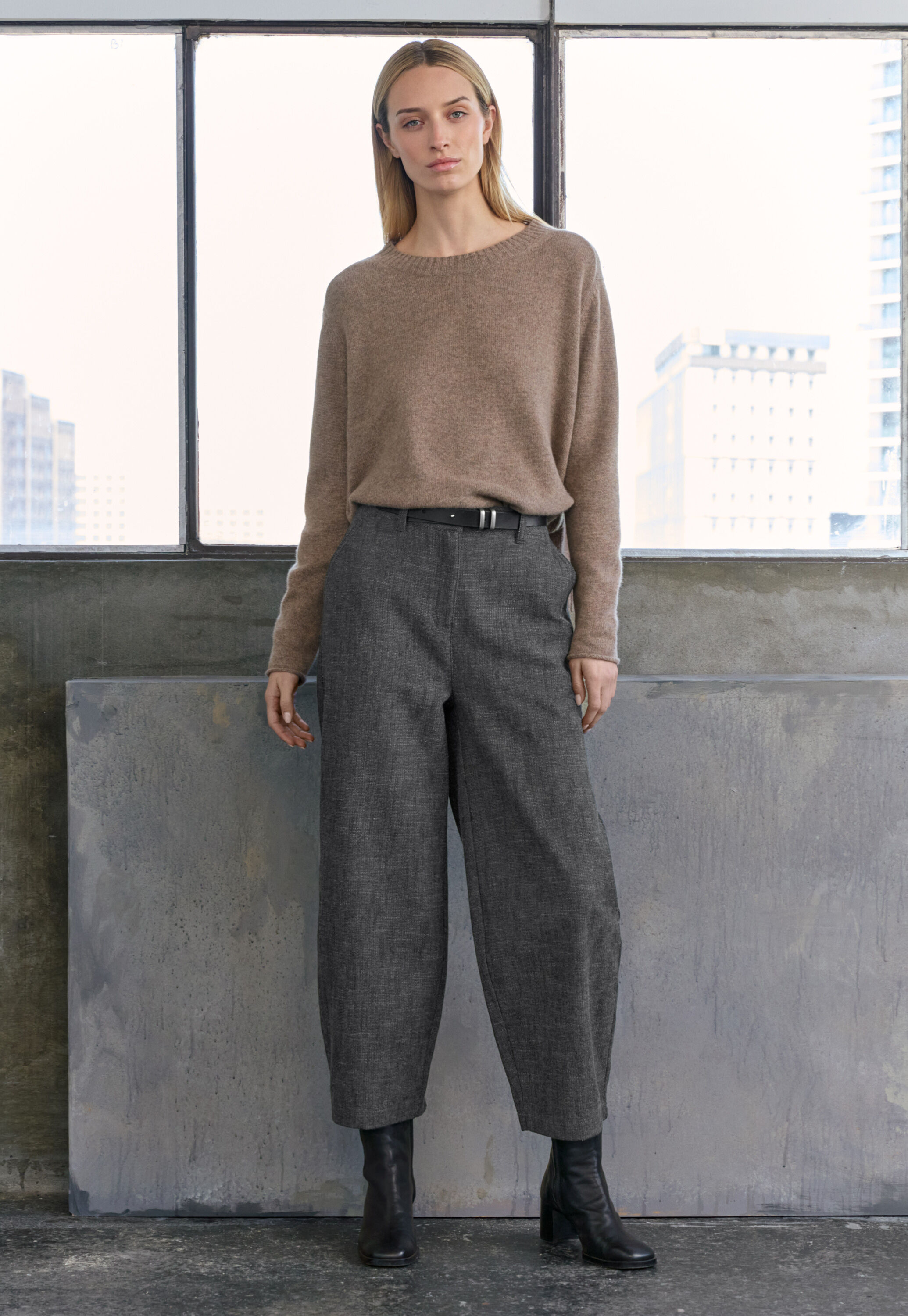 Barrel leg trousers