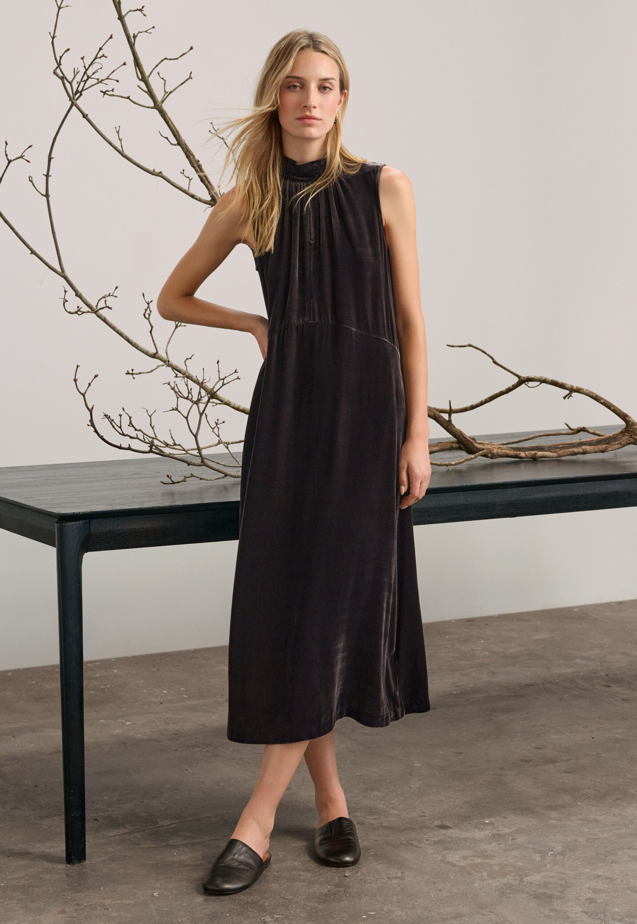 Sleeveless dress with back neck tie
