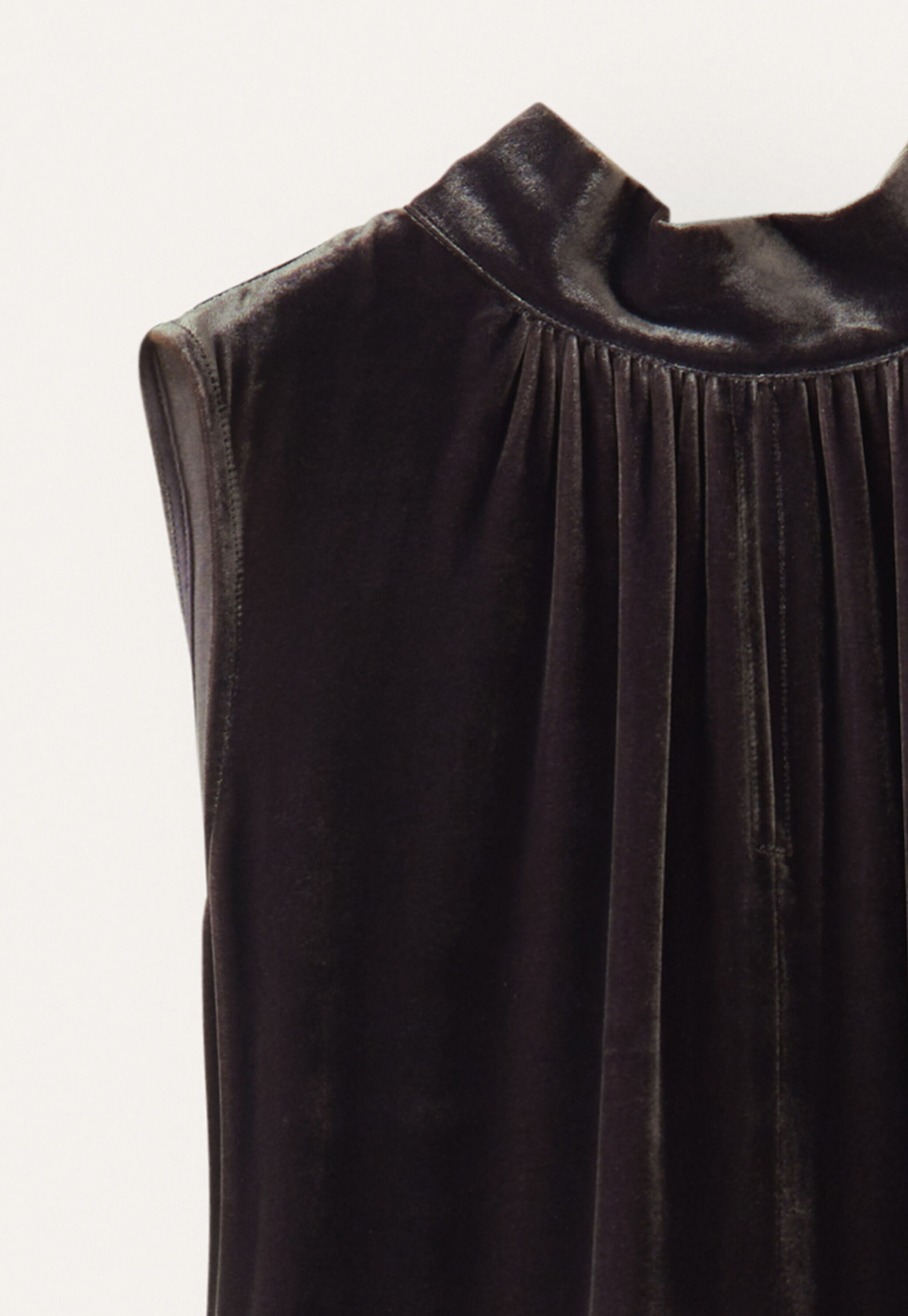 Sleeveless dress with back neck tie